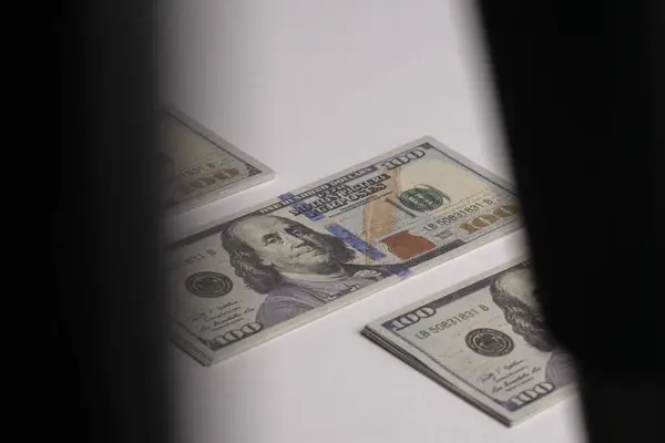 Beyaz izole edilmiş arka planda bir yığın 100 dolarlık banknot. 100 dolarlık banknotlar