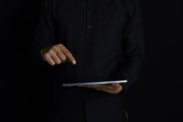 Akıllı telefonu işaret eden Asyalı işadamı, hisse senedi hareketlerini izlemek ve takıma hedefler hakkında bilgi vermek için tablet ekranı. İzole edilmiş bir adam tableti göstererek ona işaret ediyor..