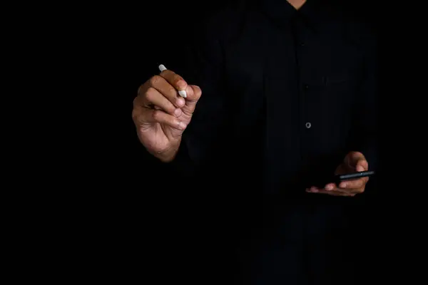 İş adamı, iş dünyasının büyüme grafiğini ve ilerlemesini çizdi ve mali ve yatırım verilerini, iş planlamasını ve kara fon stratejisini analiz etti.