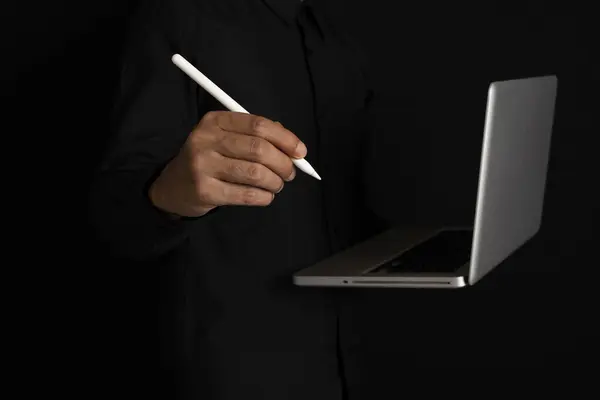 İş adamı, iş dünyasının büyüme grafiğini ve ilerlemesini çizdi ve mali ve yatırım verilerini, iş planlamasını ve kara fon stratejisini analiz etti.