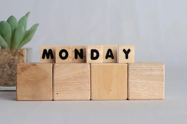 Tahta blokta Pazartesi Sözcüğü