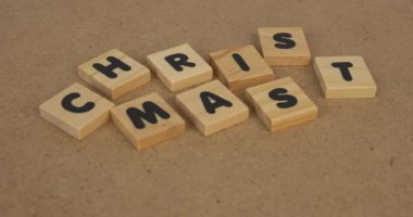 Tahta işlemeli noel harfi dönen masada..