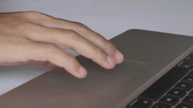 İnternetten alışveriş yapmak ve sörf yapmak için dizüstü bilgisayarı kullanan Erkek Parmağı 'nın yakın plan fotoğrafı. Bilgi ve bilgi almak için dizüstü bilgisayarı kullanan Asyalı kadının eli.