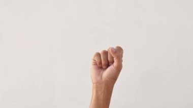 Asyalı erkek elleri beyaz arka planda birden beşe kadar sayıyor. Yetişkin bir Asyalının el hareketi beyaz arka planda birden beşe kadar sayıları gösteriyor. 4K yavaş çekim görüntüleri.