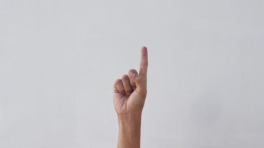 Asyalı erkek elleri beyaz arka planda birden ona kadar sayıyor. Asyalı bir yetişkinin el hareketi beyaz arka planda birden ona kadar sayıları gösteriyor. 4K yavaş çekim görüntüleri.