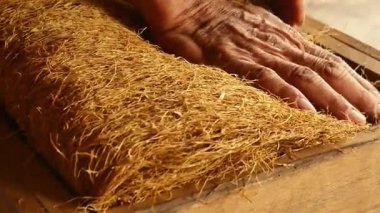 Tütün yapraklarını paketleme işlemi bir subay tarafından pazarlanmaya hazır hale getirildi. Kurutulmuş tütün yapraklarını sarmanın geleneksel yolu. Doğranmış tütün yapraklarının kalitesini kontrol etme süreci