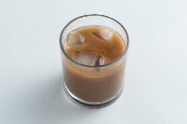 Beyaz arka planda izole edilmiş şeffaf bardakta buzlu kahve..
