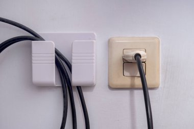 Bağlanmaya hazır. Elektriği aktar, kabloyu düzgünce sarmalayıp siyah fişi prize tak..