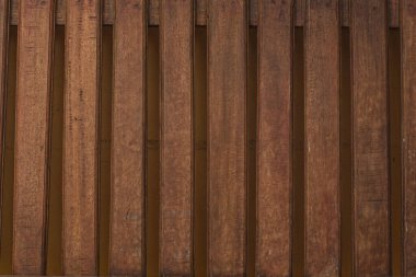 Ahşap Duvar kahverengi fon. Taze düğümlenmiş çam ağacından ahşap arka plan görüntüsü. Doğal desenli görünür doku.