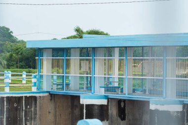 Şehirde bir su kapısı kontrol binası..