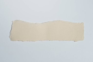 Beyaz arka planda geri dönüşümlü kağıt çubuğu. Kahverengi kağıt yırtılmış veya yırtılmış kağıt parçaları beyaz arkaplanda izole edilmiş.