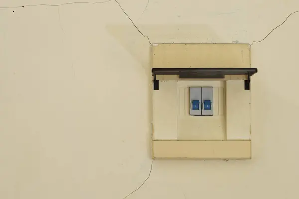 Evlerde aşırı güncel korumalı devre kesici. Elektrik kaynaklı yangınlara yol açan voltaj düşmesini önlemek için çözüm.