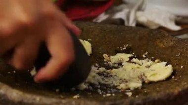 Baharat pişirmek için sarımsak ve biber ezme videosu. Soğanları pişirme baharatı olarak püre yapma videosunu kapat.