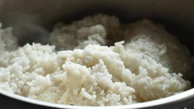 Pişmiş pirinci tencerede yakın çekim yap. Fırında pilav pişirirken taze pilav manzarası..