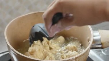 Gaz sobasında sıcak yağda kavrulmuş un karışımı ile istiridye mantarı pişir. gevrek mantar pişirmek..