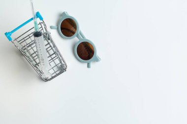 Doktor tıbbi ekipmanlarının yaratıcı düz tabaka, tramvayla, şırıngayla ve gözlüklerle dolu beyaz masa. Sağlık sigortası konsepti, fotokopi alanı olan üst görünüm, beyaza izole edilmiş..