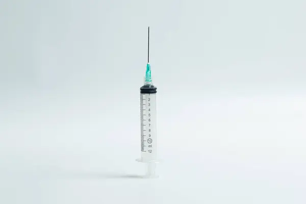 Beyaz arka planda tıbbi şırınga ve iğne izleri var. izole edilmiş beyaz şırınga.
