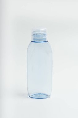 Şeffaf mikiler suyu. Yüz derisi için makyaj temizleyicisi. İçinde mavi sıvı olan plastik şişe, beyaz arka planda izole edilmiş..