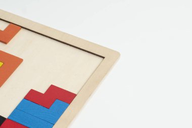 Renkli ahşap yapboz arka planlı geometrik şekil bloğu. Mantıklı düşünme, iş mantığı, Bilmece, karar, çözümler, rasyonel, misyon, başarı, hedefler ve strateji kavramları. 