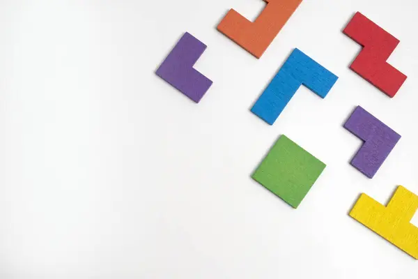 Renkli ahşap yapboz arka planlı geometrik şekil bloğu. Mantıklı düşünme, iş mantığı, Bilmece, karar, çözümler, rasyonel, misyon, başarı, hedefler ve strateji kavramları. 