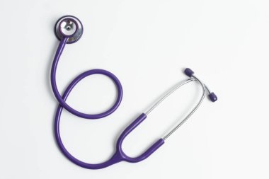 Beyaz arka planda yeni steteskop, üst manzara. Tıbbi alet. Beyaz arkaplanda steteskop düzlüğü.