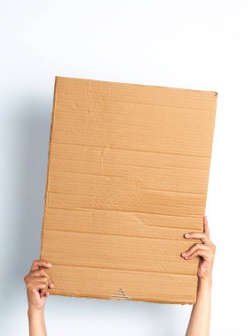 Elinde karton posterler vardı. Beyazda izole edilmiş. Hazır ol. Uzayı kopyala Beyaz arkaplanda el yapımı karton kesim.