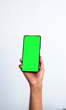 Beyaz arka planda boş ekranlı akıllı telefon görünüyor. İş, Finans ve Teknoloji konsepti. Yüksek kaliteli resim.