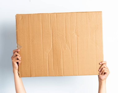 Elinde karton posterler vardı. Beyazda izole edilmiş. Hazır ol. Uzayı kopyala Beyaz arkaplanda el yapımı karton kesim.