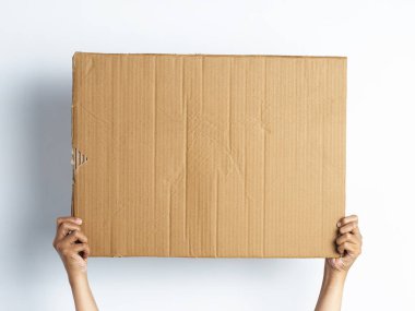 Elinde karton posterler vardı. Beyazda izole edilmiş. Hazır ol. Uzayı kopyala Beyaz arkaplanda el yapımı karton kesim.