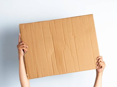 Elinde karton posterler vardı. Beyazda izole edilmiş. Hazır ol. Uzayı kopyala Beyaz arkaplanda el yapımı karton kesim.