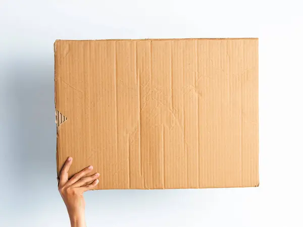 Elinde karton posterler vardı. Beyazda izole edilmiş. Hazır ol. Uzayı kopyala Beyaz arkaplanda el yapımı karton kesim.