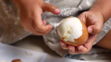 Haşlanmış yumurta soyan bebekler. Haşlanmış yumurta soymayı çocuklara öğreterek motor sinirlerinin nasıl çalıştırılacağını..