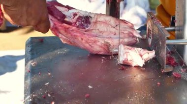 Kasap eti özel bir testere makinesiyle keser. Özel et testeresi makinesiyle kesilmiş sığır eti. Kurban Bayramı 'nda bir makineyle et kesme olayı.