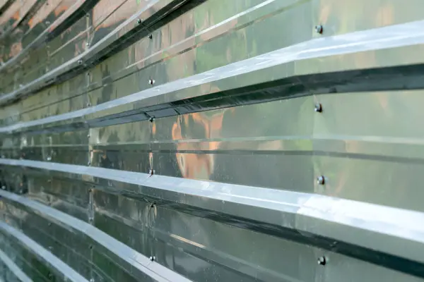 Galyumdan yapılmış ev çitinin yakın görüntüsü.