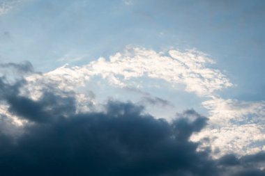 Yazın bulutlu bir gökyüzü ve parlak bir turkuaz sabahı. Güzel altın sarısı sirrus bulutları, turkuaz gökyüzü bulutu arkaplanı ve fotokopi alanı için yer var..