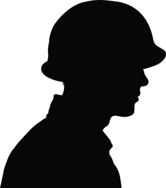 İnşaat kaskı takan bir adamın silueti.