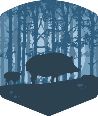 Vahşi domuzlar sık orman siluetinde yürüyor