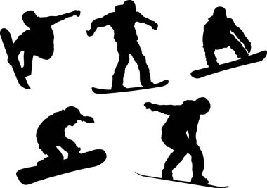 Snowboardcuların siluetleri açık havada dinamik numaralar yapıyor.