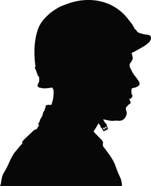 Askeri miğfer takan bir adamın silueti.