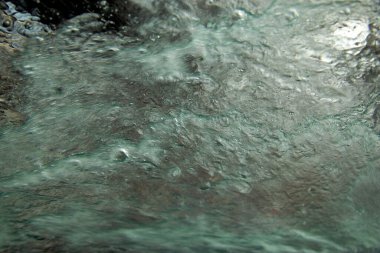 Arabanın içinden ön camdan su püskürtülürken görüntüyü izle.