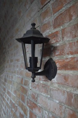 Kaliteli fener sıcak, titrek bir parıltı yayar, gezginleri rahatlatıcı ışığıyla karanlığa götürür.. 