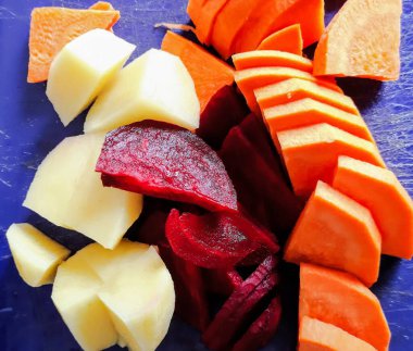 Tahtadaki taze havuç, havuç, patates, pancar, patates, havuç.