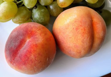 Beyaz arka planda taze şeftaliler