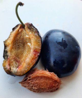 beyaz arkaplanda taze ve lezzetli siyah erikler