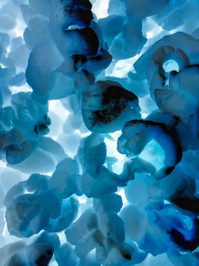 Mavi ve beyaz boya desenli soyut arkaplan