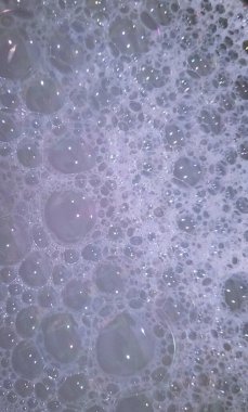 Bardağa su damlatıyor.