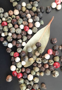 Siyah biber, karabiber, beyaz arka planda biber, yakın plan.