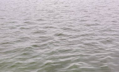 Nehirdeki güzel dalgalar. Doğal gri-mavi arkaplan