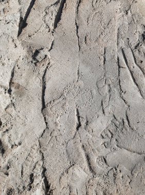 Çatlakları ve çizikleri olan beton bir duvarın dokusu arka plan olarak kullanılabilir.