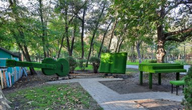 Yeşil enstrümanlı bir konser salonunun taklidi